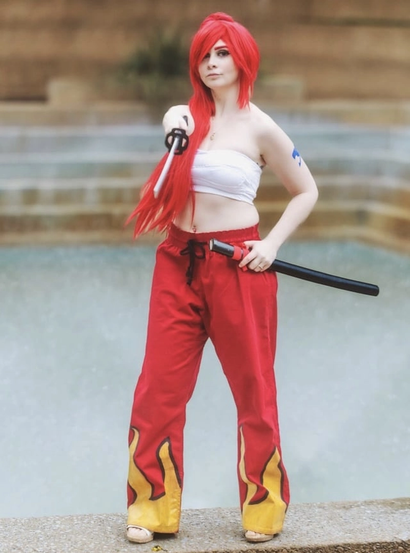 hình cosplay erza với thần thái chuẩn