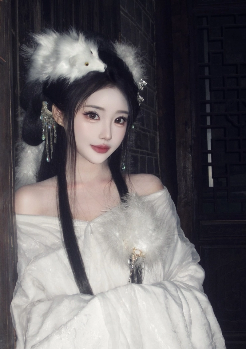 hình gái xinh cosplay cáo với thần thái cuốn hút