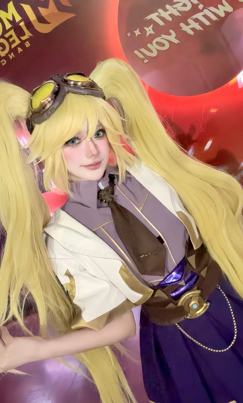 hình nguyễn thị hà vi cosplay anime tóc vàng