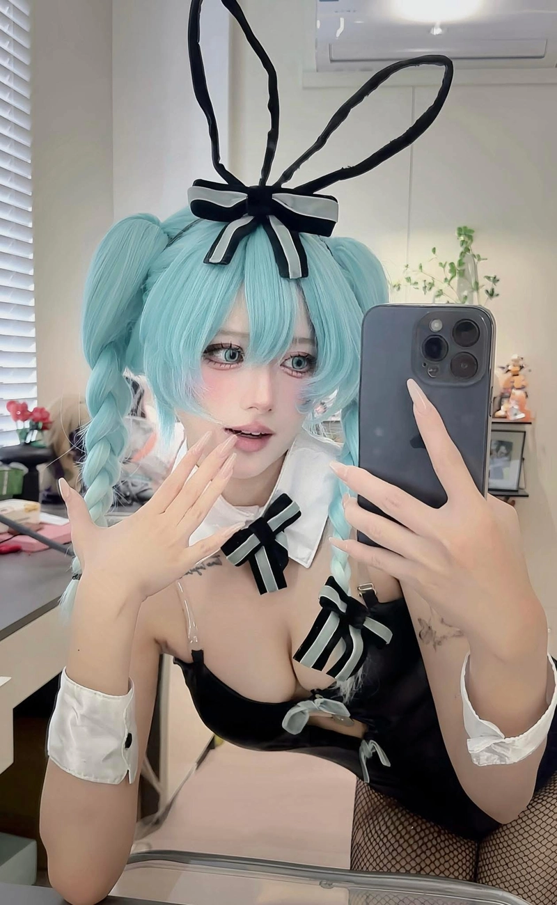 hình nguyễn thị hà vi cosplay thỏ đen