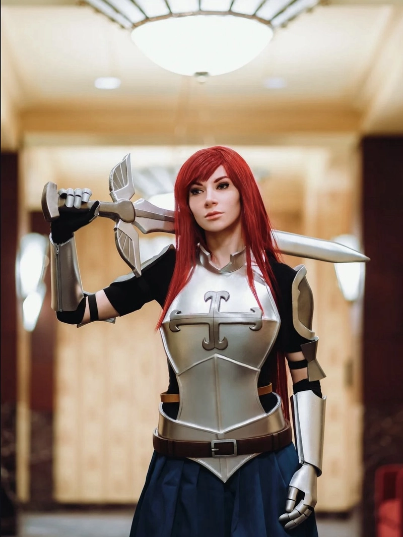 hotgirl cosplay erza gây chú ý bởi thần thái cuốn hút