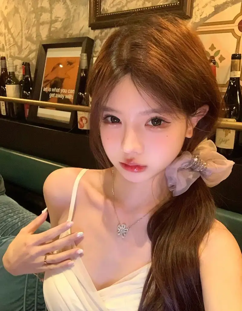 ảnh gái xinh tự sướng với biểu cảm đáng yêu