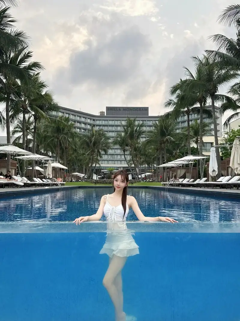 bikini trắng gái xinh mặc nổi bật