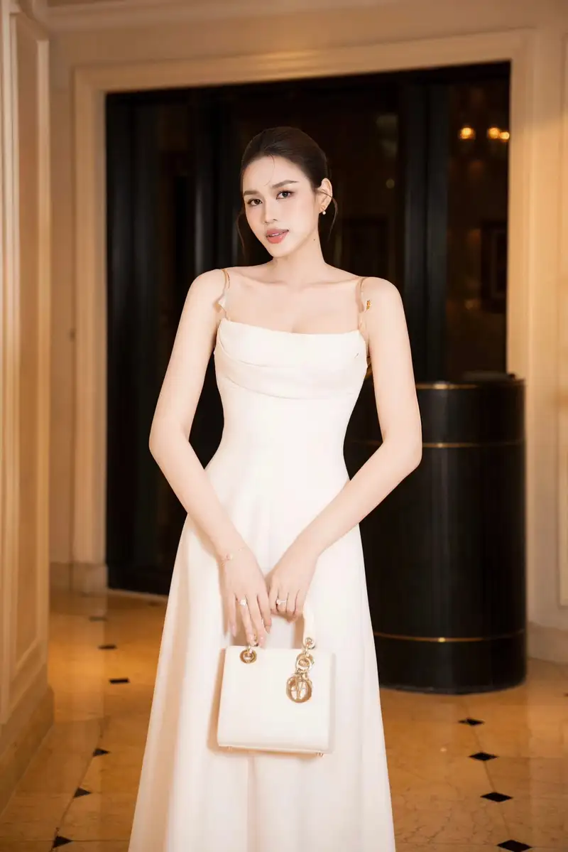 đỗ thị hà bikini dưới nắng vàng đầy cuốn hút
