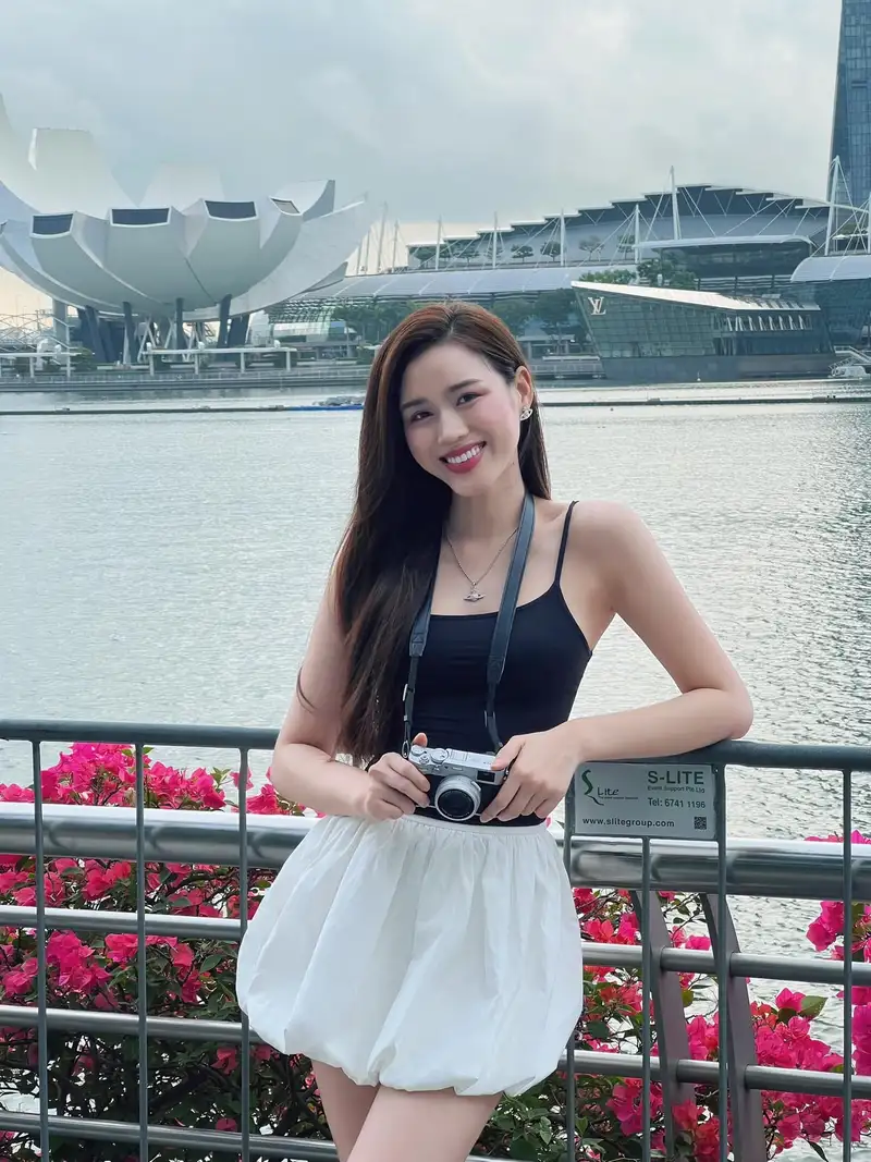 đỗ thị hà bikini khoe dáng bên hồ bơi sang trọng