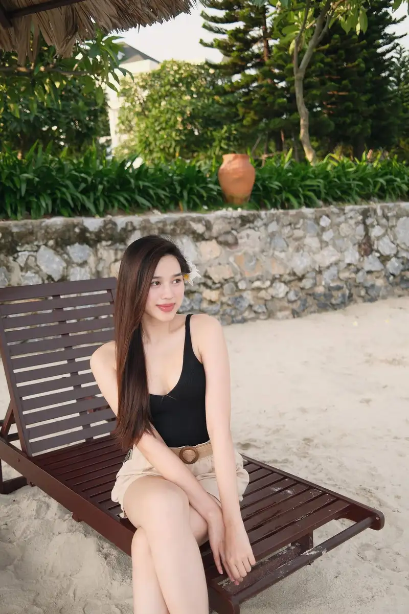đỗ thị hà bikini nổi bật với phong cách sang trọng