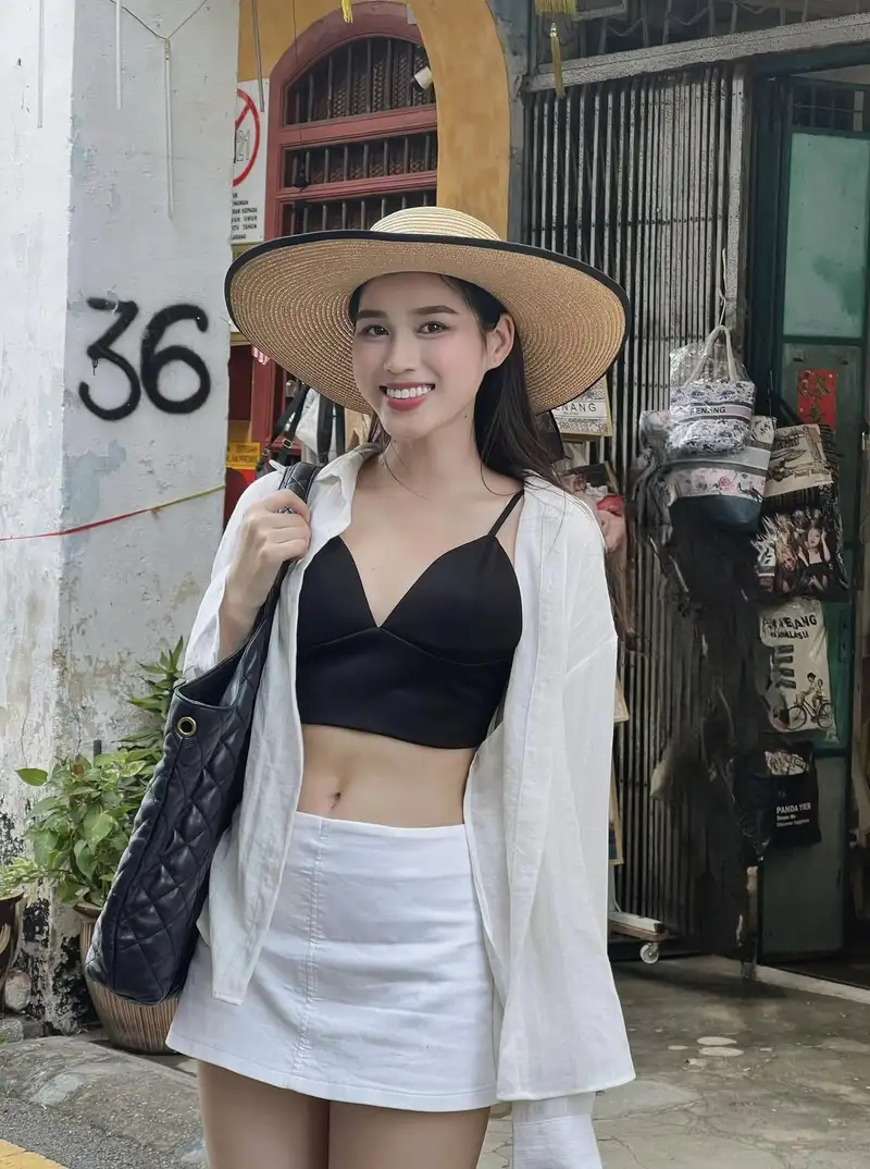 đỗ thị hà bikini thời trang biển đầy ấn tượng