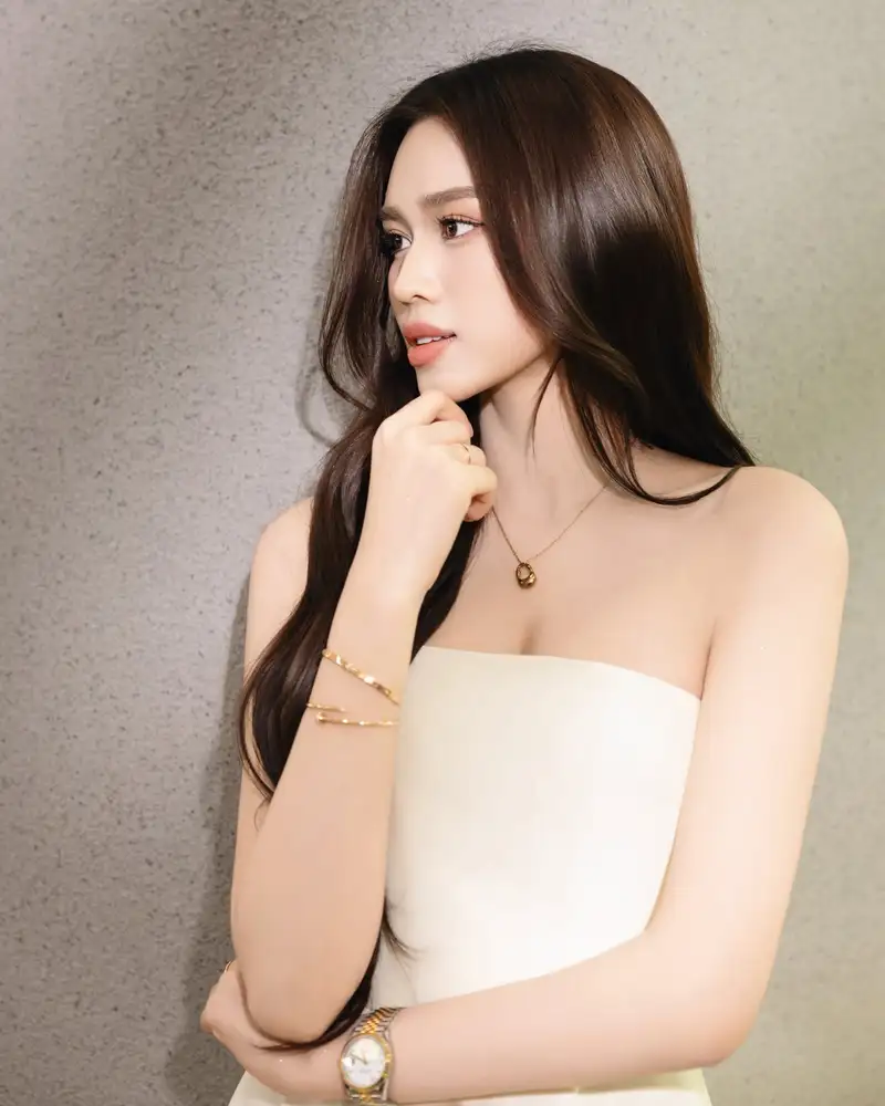 đỗ thị hà bikini tỏa sáng giữa khung cảnh biển xanh