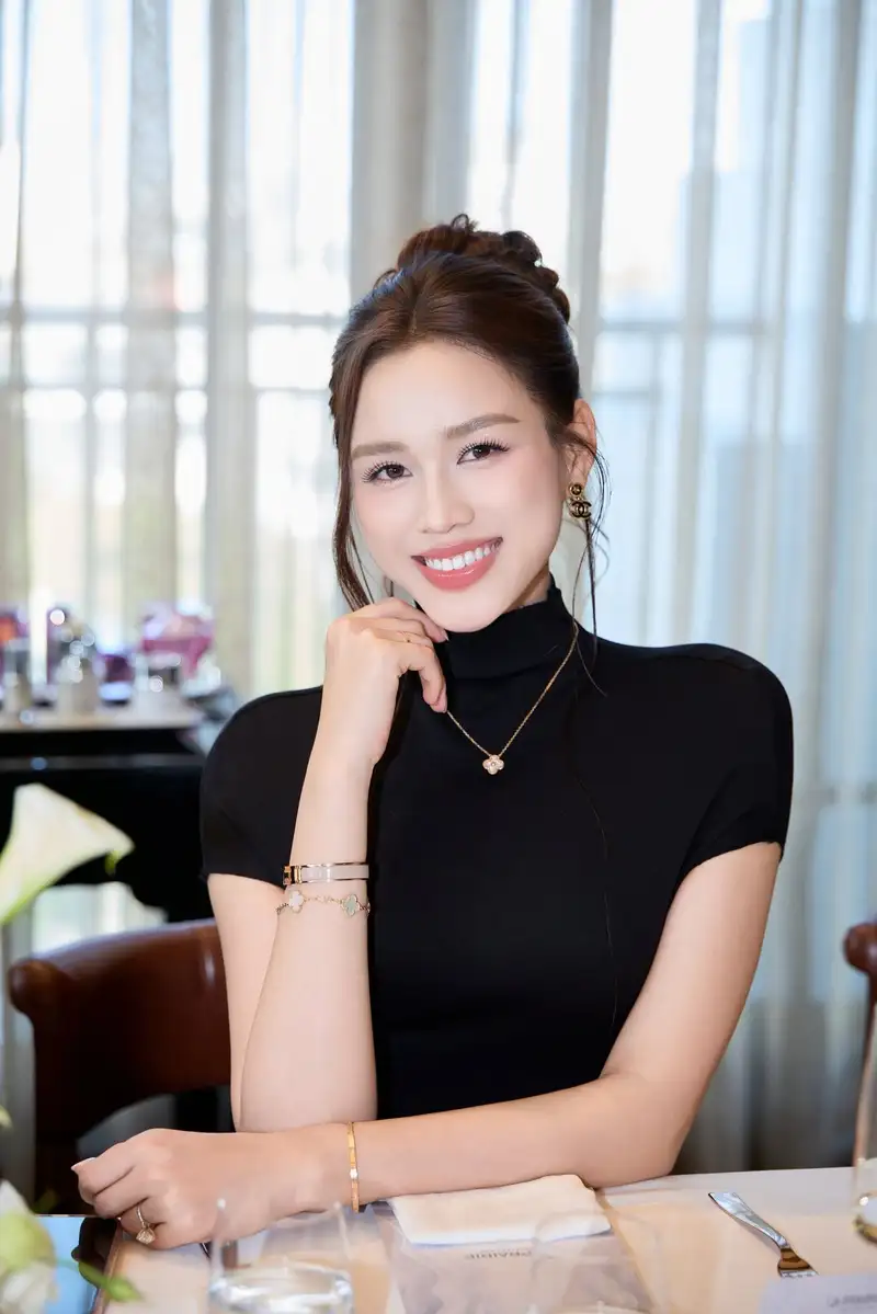 đỗ thị hà bikini với phong cách trẻ trung hiện đại