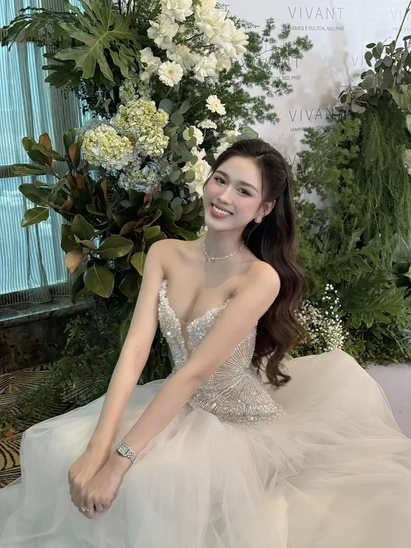 đỗ thị hà bikini với thần thái cuốn hút tự nhiên