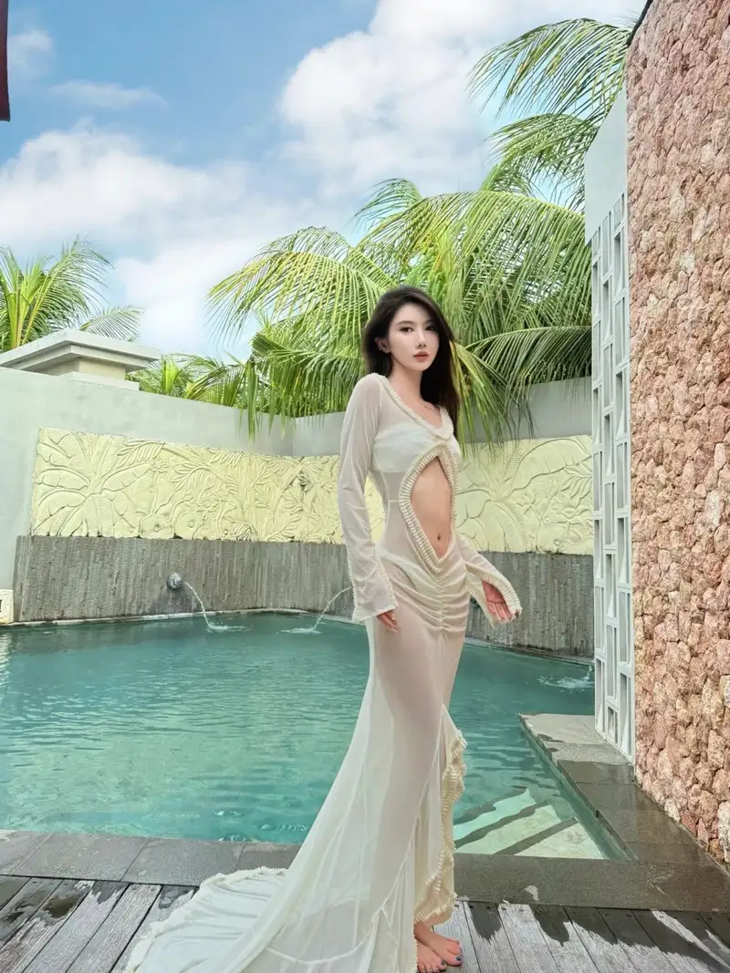 gái xinh mặc bikini trắng chụp ảnh nghệ thuật