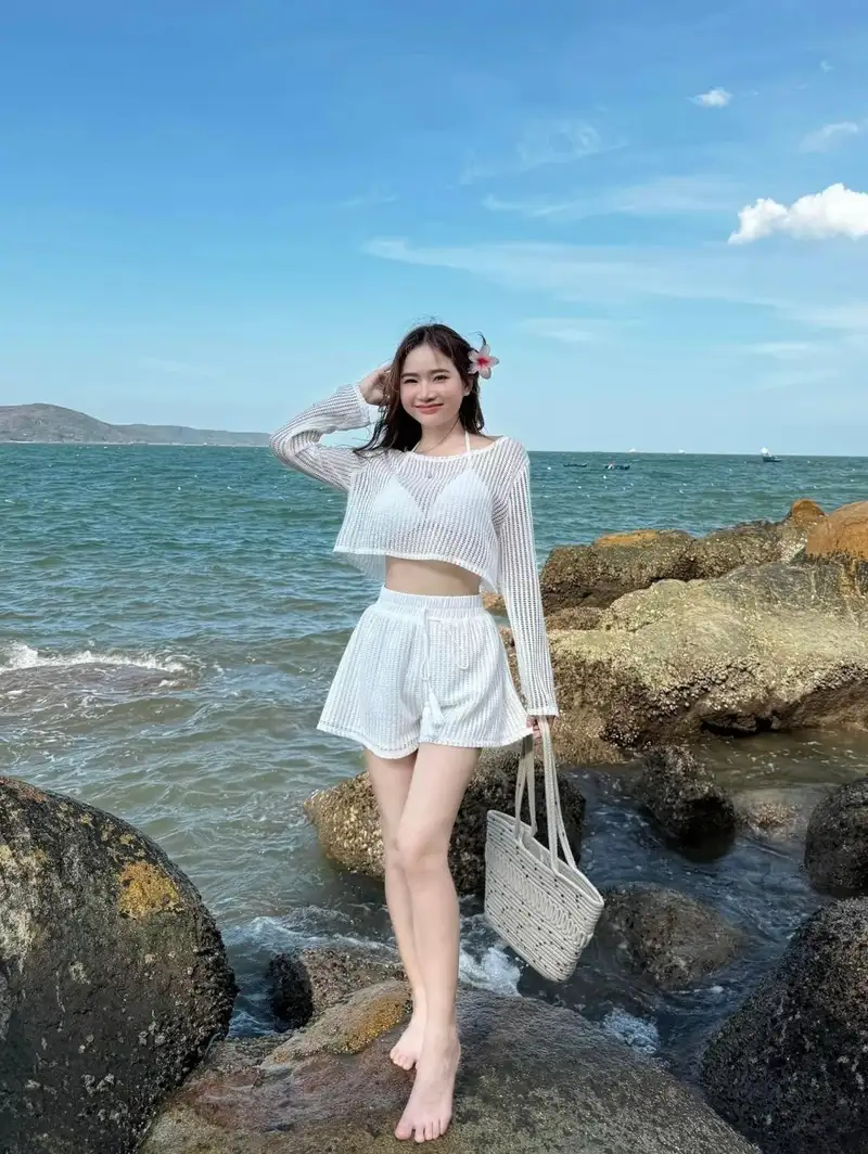 gái xinh mặc bikini trắng dưới hoàng hôn