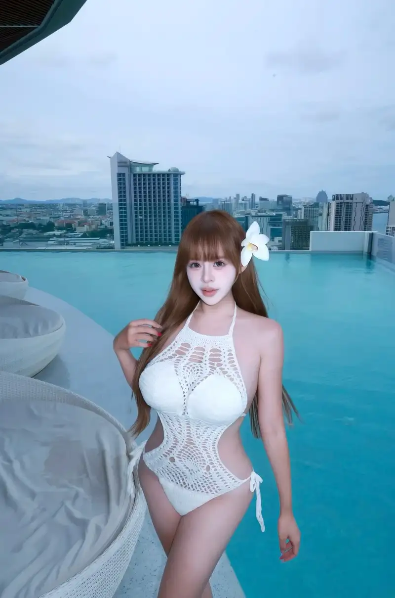 gái xinh mặc bikini trắng phong cách trẻ trung