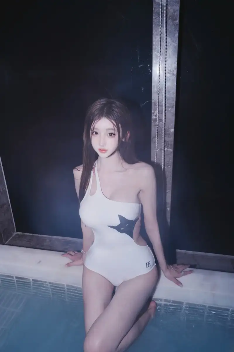 gái xinh mặc bikini trắng tạo dáng đẹp