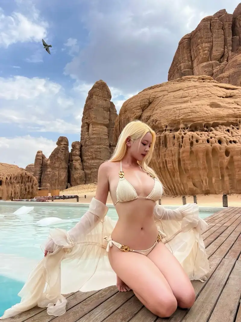 gái xinh mặc bikini trắng thời trang mùa hè
