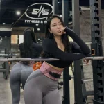 Cô gái xinh đẹp tập gym khoe hàng vòng ba cuốn hút