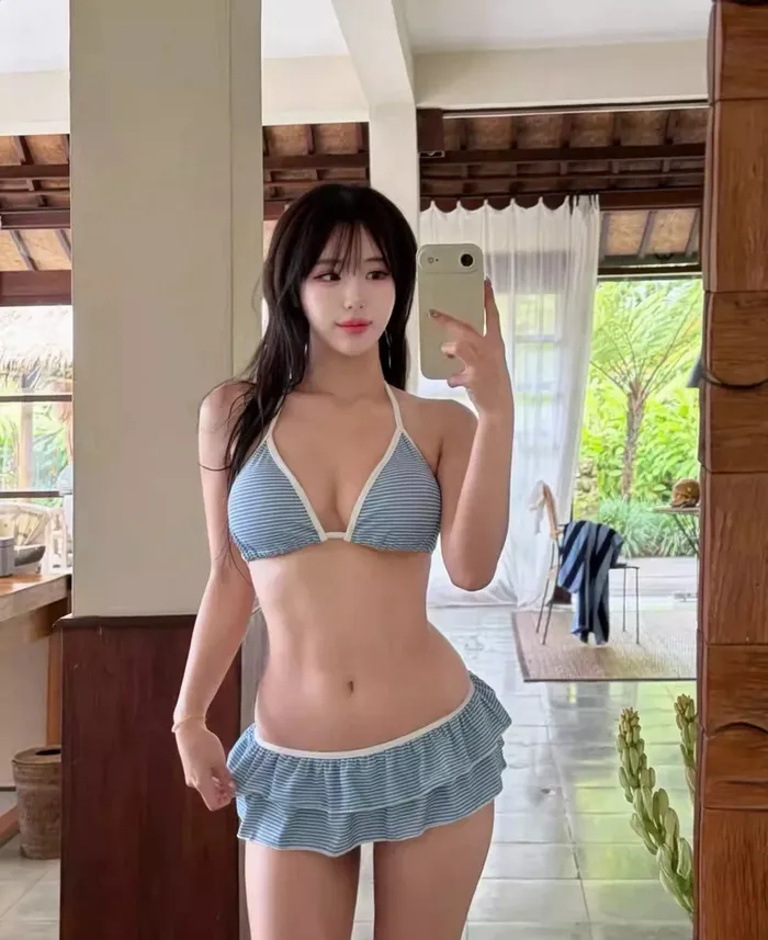 Hình ảnh gái xinh mặc short khoe mông tròn