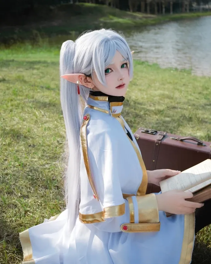 Ảnh Frieren cosplay xinh đẹp nổi bật