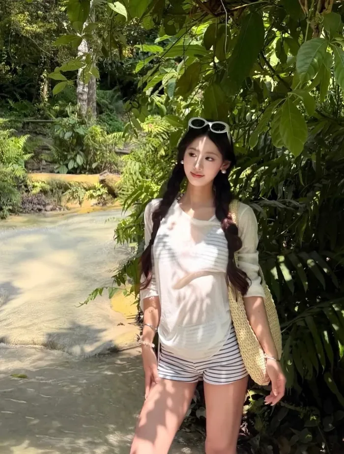 Gái xinh mặc quần cực ngắn gợi tình cuốn hút