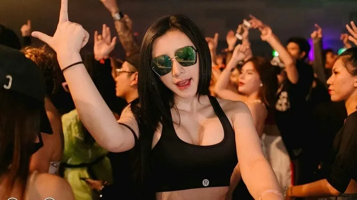 Ảnh gái xinh đi bar sang trọng kiêu sa