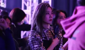 Hình gái xinh đi bar kiêu kỳ lộng lẫy