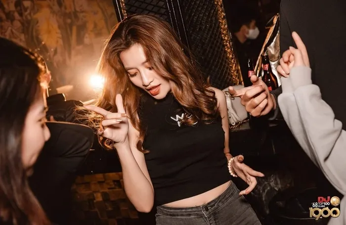 Hình gái xinh đi bar xinh đẹp cuốn hút