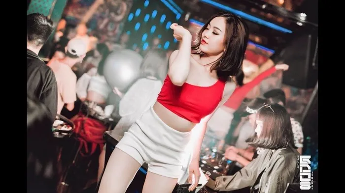 Ảnh gái xinh đi bar nóng bỏng cuốn hút