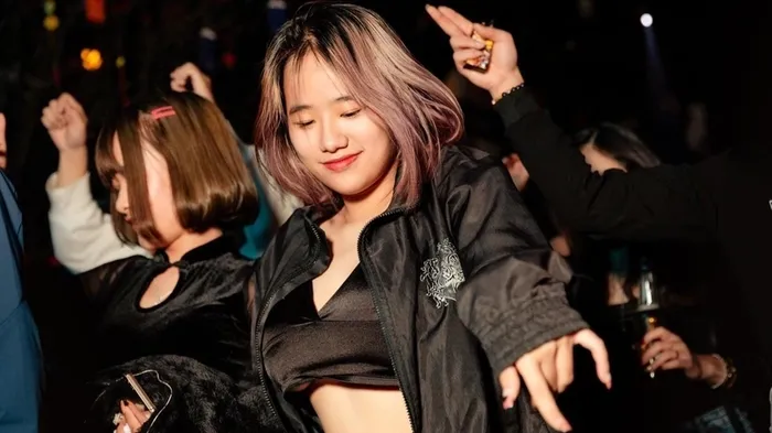 Hình gái xinh đi bar thanh lịch quyến rũ