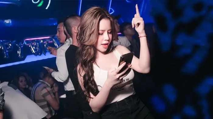 Hình gái xinh đi bar trẻ trung duyên dáng